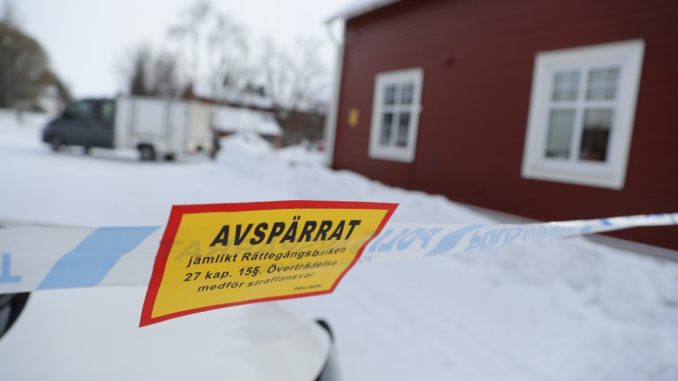 Två personer hittades döda i ett villaområde i Luleå på torsdagen.