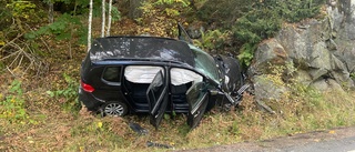 Bilist körde rakt in i bergvägg ✓Två personer till sjukhus ✓Ambulanshelikopter