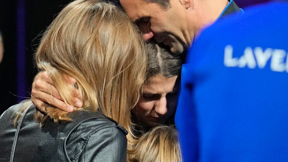 Roger Federer kramar om frun Mirka Vavrinec och sina barn efter avskedsmatchen.