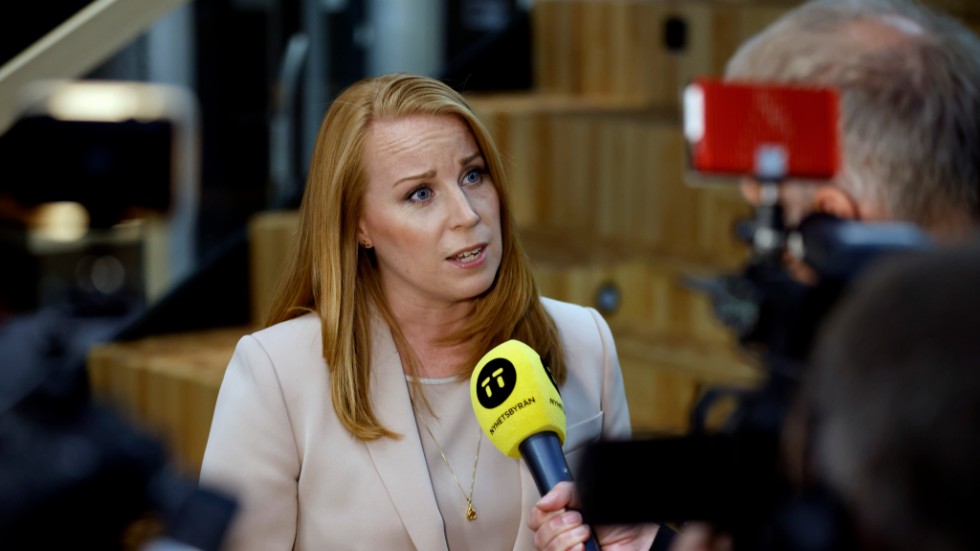 Centerpartiets partiledare Annie Lööf möter pressen inför SVT:s partiledardebatt som sänds från tv-huset på fredagen.