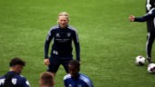 Eid trivs i den strängare miljön och klagar inte trots positionsbytena: "Jag får ju spela fotboll – och det är jäkligt kul"
