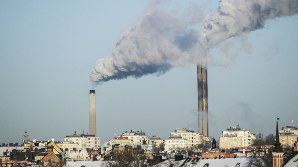 Rök från Värtaverket i Stockholm, som bland annat producerar värme till fjärrvärmenätet. Arkivbild.