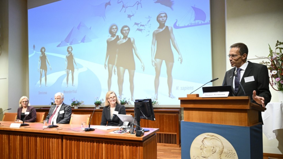Det gick ett sus genom salen när Thomas Perlmann, sekreterare för Nobelförsamlingen och Nobelkommittén avslöjade att av 2022 års Nobelpris i fysiologi eller medicin tilldelas svenske Svante Pääbo.