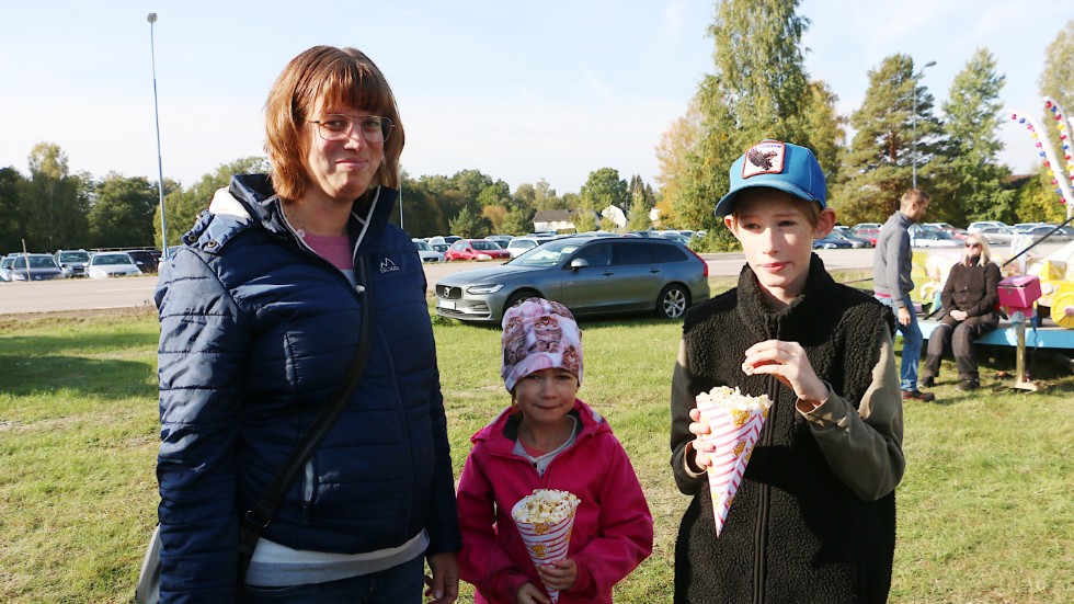 Pernilla Hill från Mörlunda tillsammans med barnen Inez och Emil gjorde en del fynd på marknaden.