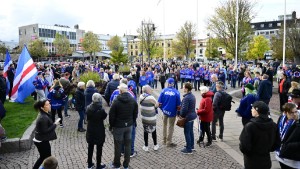 Torget fylldes i Oskarshamn • Sorg efter mördad supporter