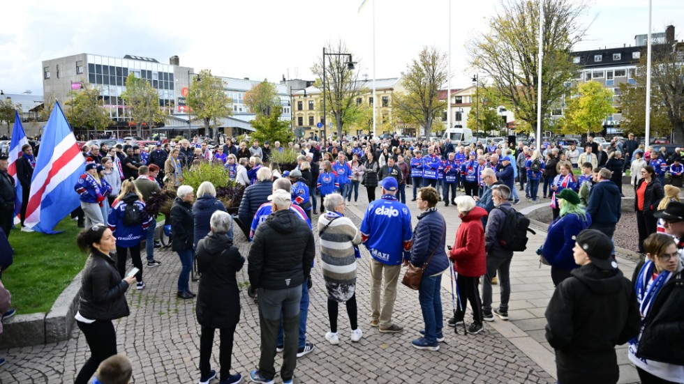 Tusentals samlades på Stora torget i Oskarshamn för en hyllning till den mördade hockeysupportern Ulf Sandberg innan torsdagskvällens SHL-match mellan Oskarshamn och Frölunda.