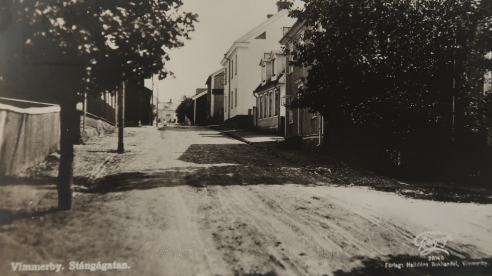 Ungefär så här kan man tänka sig att Stångågatan i Vimmerby såg ut när emigranterna lämnade staden. Där det nu är asfalt var det då jord och grus.