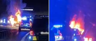 Biljakt i hög hastighet på E22 • Polis stoppar bil med spikmatta • Fordonet fattar eld