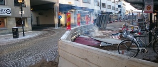 Röklukt i centrala Eskilstuna när tjälen ska ur marken