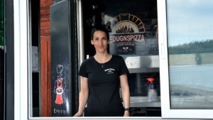 Är utbildad mäklare • Men nu satsar Maria, 30, på pizza-foodtruck – i Skeppsgården