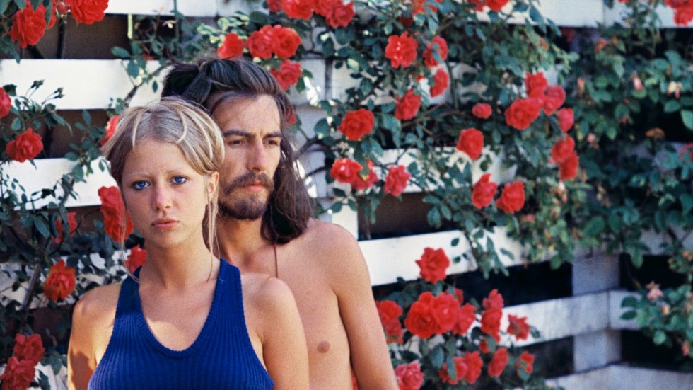 Fotomodellen och senare fotografen Pattie Boyd har varit gift med både George Harrison (bilden) och Eric Clapton, och fotograferade dem ofta. Under midsommarhelgen gästar hon Uppsalas botaniska trädgård och berättar om bakgrunden till flera av sina mest kända foton från 60 och 70-talet. Pressbild.