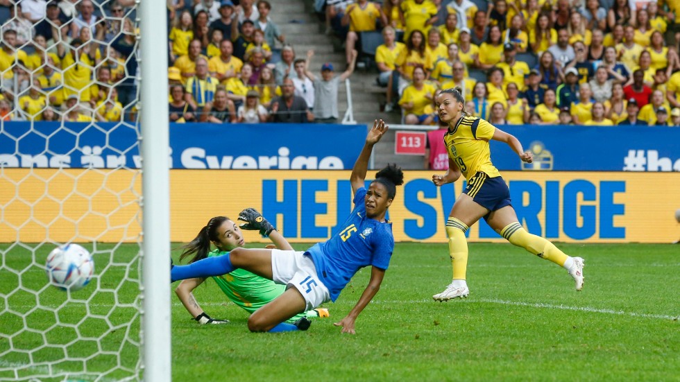 Johanna Rytting Kaneryd sätter 1–1 i tisdagens fotbollslandskamp mellan Sverige och Brasilien på Friends arena.