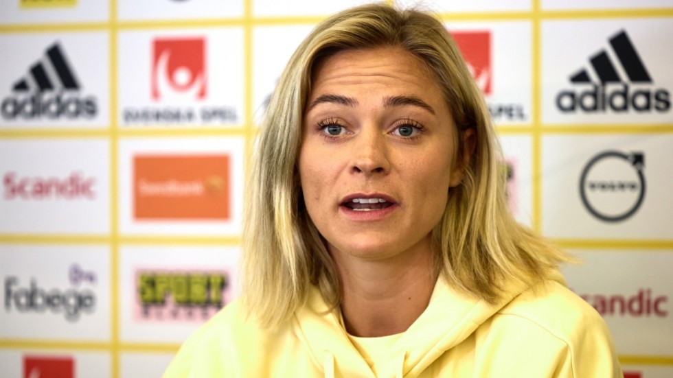 Fridolina Rolfö hoppas gräva guld med landslaget efter finalförlusten med klubblaget.