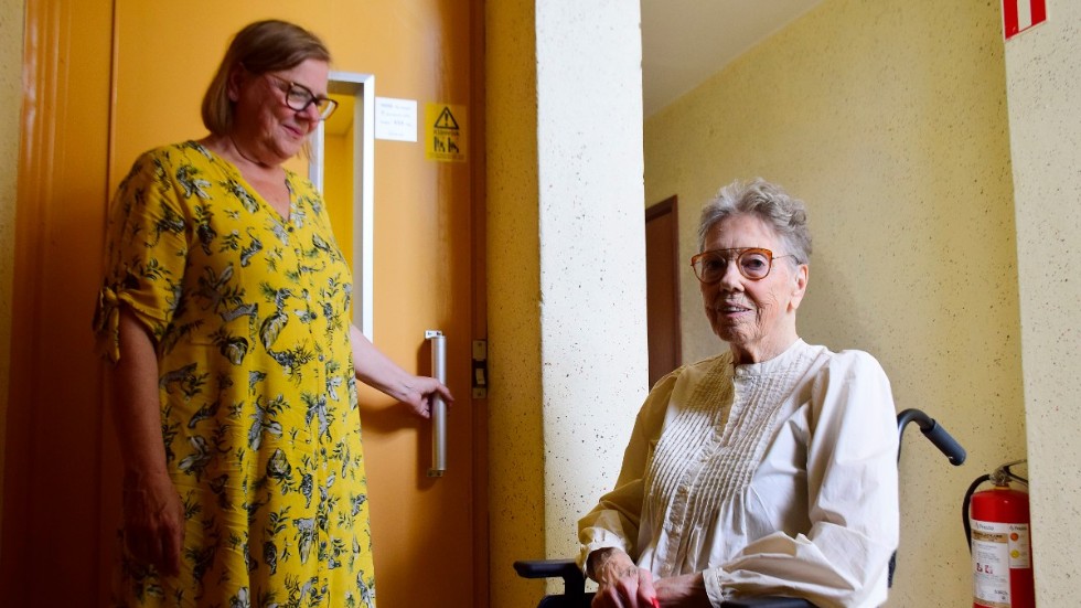 "Det känns lite visset. Det är svårt att bli beroende av andra när man har klarat sig själv hela livet" Yvonne Edberg har sedan 8 månader tillbaka varit rullstolsburen och kan inte längre ta sig ur sin lägenhet på egen hand. På bild hjälper dottern Birgitta Eriksson henne med hissdörren. 