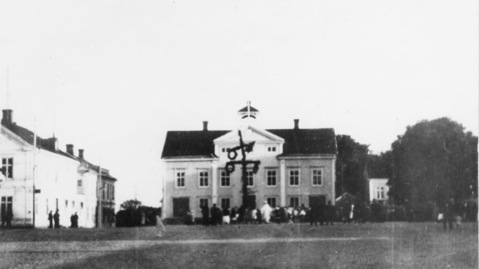 När sågs senast en midsommarstång på Stora Torget i Vimmerby? 1923 stod det hursomhelst en fin stång där.