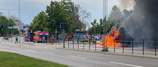 Efter omfattande bilbranden vid resecentrum – tekniskt fel kan ligga bakom