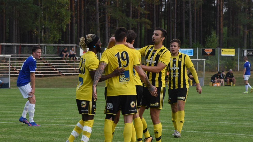 Gullringsjubel efter ledningsmålet mot Ölmstad som Melker Johansson petade in efter en målvaktsretur.