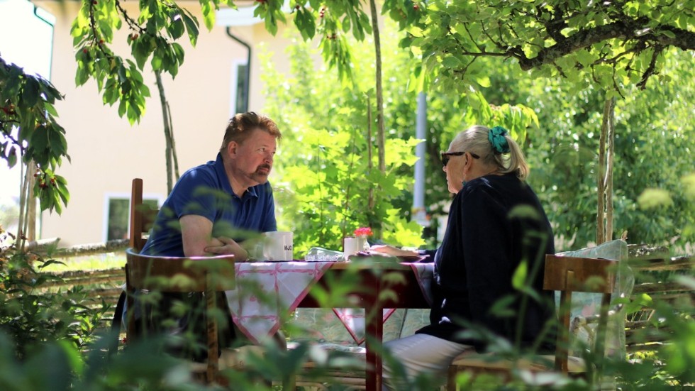 Björn Gustavsson och Margareta Carling i Anna Johnsson Svallins trädgård. "Jag har bott här nere i många år, men har flyttat härifrån. Det var skojigt att komma tillbaka och få se det här", säger Margareta.