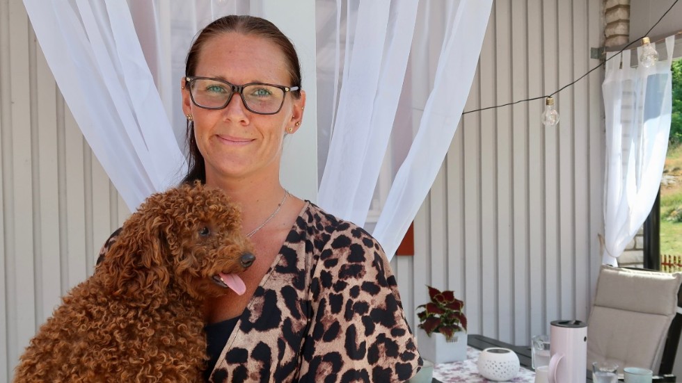 35-åriga Emma Karlsson har nyligen startat sitt nya företag Gullvivans gyllene jyckar AB, genom vilket hon kommer driva hunduppfödning av pudelblandningar.