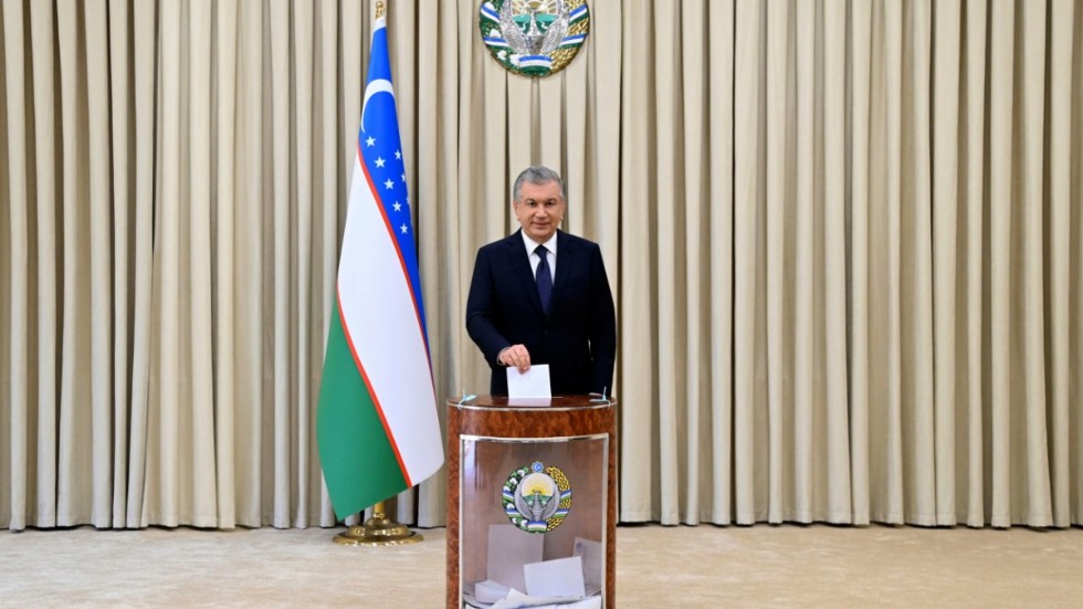 Uzbekistans president Shavkat Mirzijojev under fjolårets val. Arkivbild.