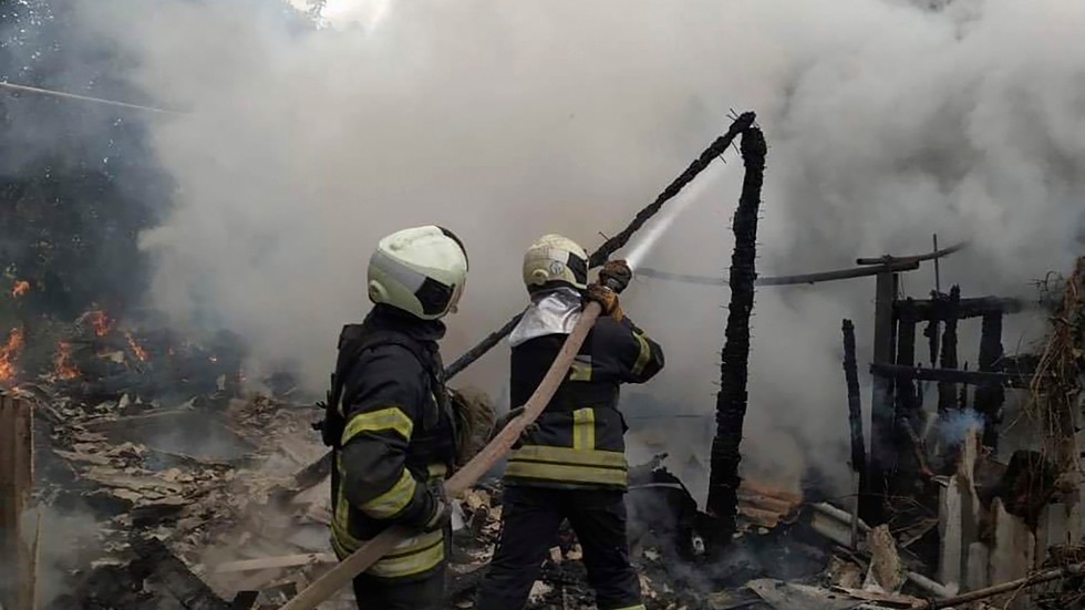 Ukrainska brandmän arbetar med att släcka en brand i ett beskjutet bostadshus i Lysytjansk. Bilden är distribuerad den 3 juli av ukrainska räddningstjänsten.