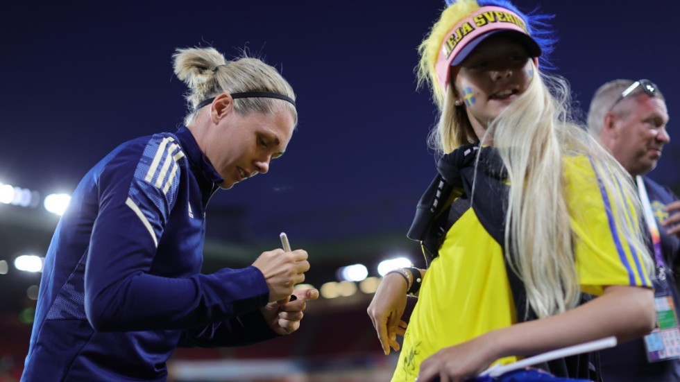 Sveriges målvakt Jennifer Falk skrev autografer på Bramall Lane efter EM-premiären mot Nederländerna på lördagskvällen. Frågan är om hon tillåts göra detsamma efter onsdagens match mot Schweiz, på samma arena.