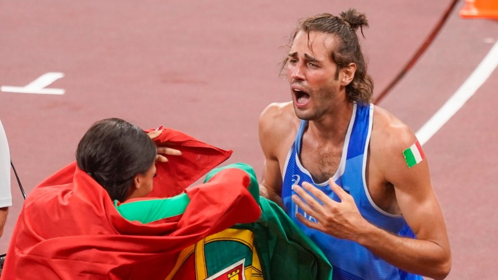 Italienare Gianmarco Tamberi skriker ut sin glädje efter att ha delat OS-guldet med Mutaz Essa Barshim från Qatar. Arkivbild.