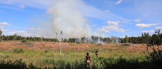 Flera bränder i Uppland under söndagen – stor markbrand i Sandbro • Två bränder på samma gata i Uppsala