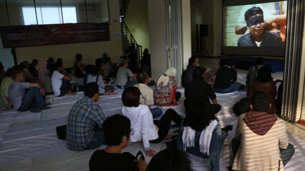 "The act of killing" visades utanför de stora biograferna för att undvika att filmen förbjöds av staten. Bilden är från en visning i Indonesiens huvudstad Jakarta, 2013. Arkivbild.