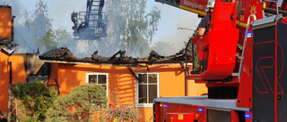 Campande hjälte räddade boende ur villan • Räddningstjänsten: "Direkt livsavgörande" • Branden utreds som mordbrand