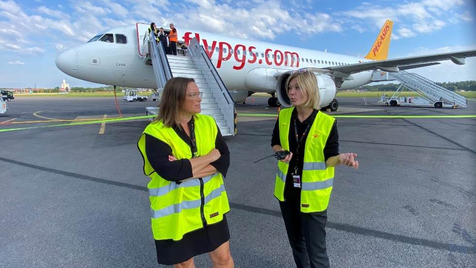 Marknadschefen Jessica Ågren Ohlsson, till vänster, pratar säkerhet på flygplatsen med trafikassistenten Bianca Bernhardsson.