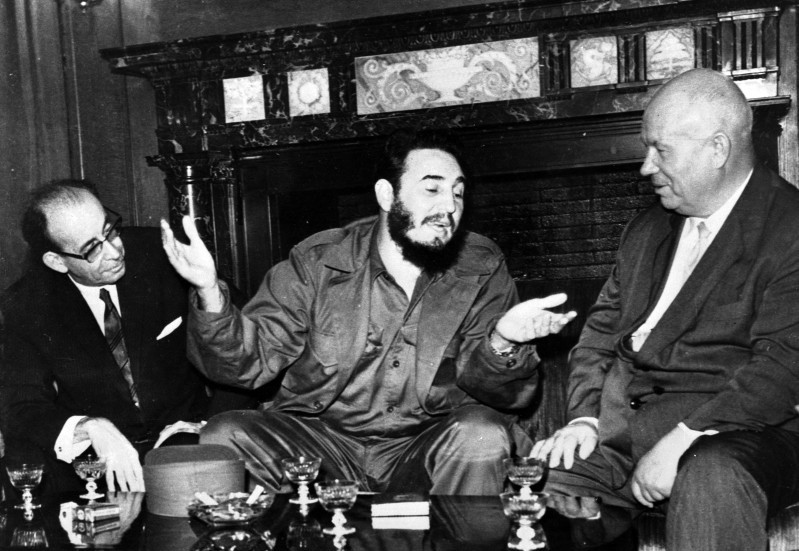 Insändarskribenten gör jämförelser mellan Kubakrisen på 60-talet och dagens situation i Ukraina. I mitten Fidel Castro och till höger Nikita Chrusjtjov.