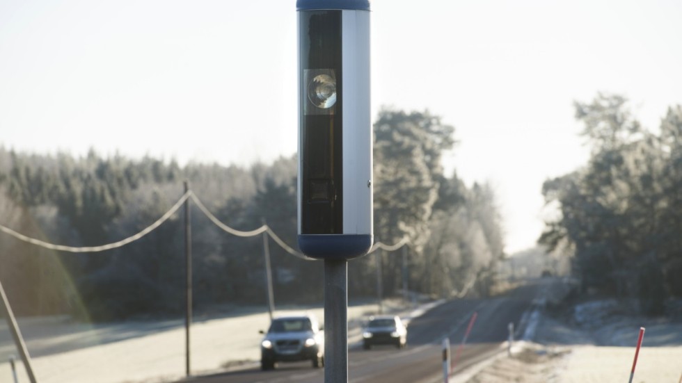 Gör som i Norge - sätt en kamera i början på en vägsträcka som ska övervakas, och en i slutet. Sedan mäter man medelhastigheten mellan dessa kameror, skriver "Kalle".