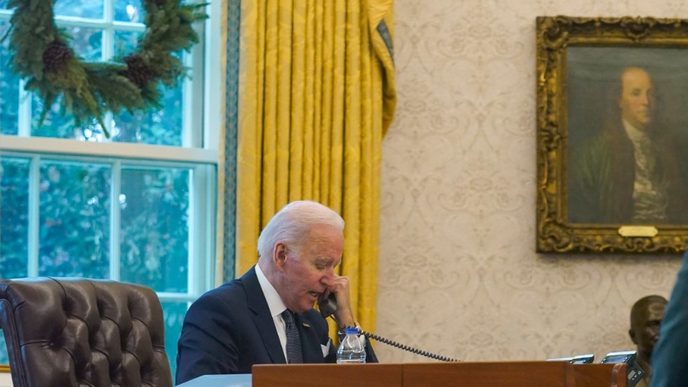 USA:s president Joe Biden pratade med sin ukrainske kollega Volodymyr Zelenskyj i början av december. Nu ska de talas vid igen. Arkivbild.