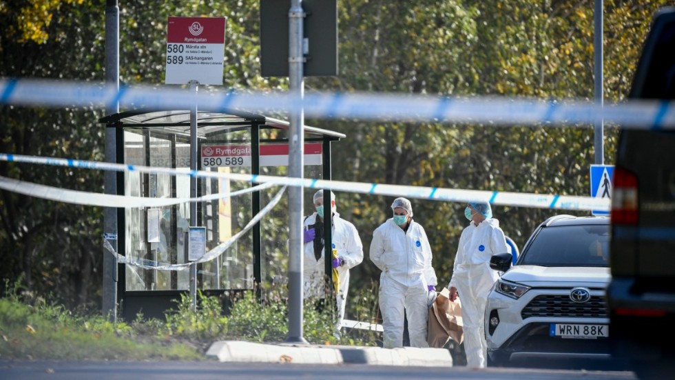 Polisens tekniker på plats vid busshållplatsen i Valsta i Märsta, där en man sköts till döds i oktober förra året. Arkivbild.