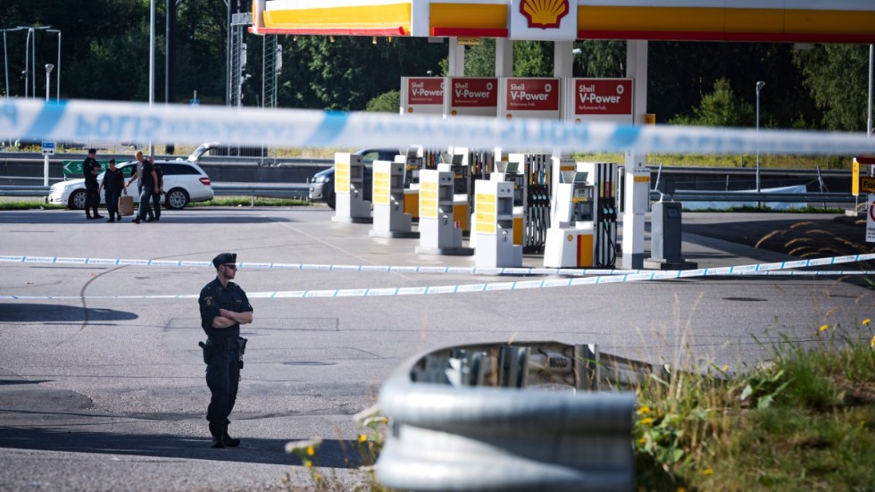 En tolvårig flicka sköts till döds vid en bensinstation och snabbmatsrestaurang i Botkyrka sommaren 2020. De som skotten troligen var ämnade för ställs nu inför rätta för sitt försök att hämnas. Arkivbild.