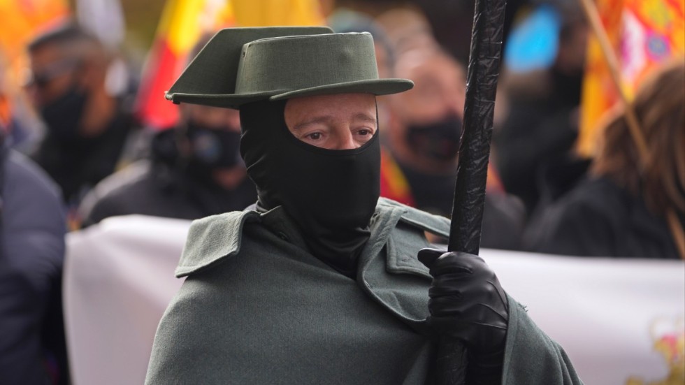 En protesterande polis hade dagen till ära klätt upp sig in en gammal civilgardsuniform.