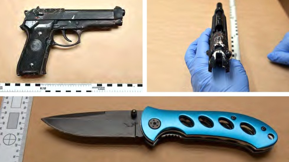 Här är den luftpistol och den fältkniv som användes vid det uppmärksammade Kisarånet i september. Nu har unga män, som misstänkts för brottet, dömts.