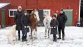 Ida var livrädd för hästar – nu hänger hela familjen i stallet • "Vi har fått en sådan sammanhållning"