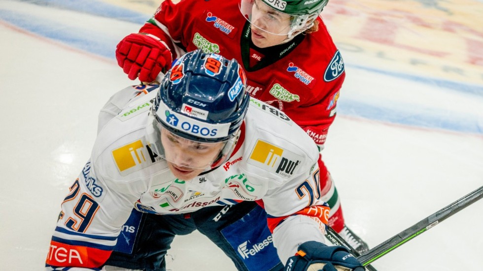 Växjös Pontus Holmberg och Frölundas Simon Edvinsson i kamp under toppmötet där Frölunda stod för en magisk vändning.
