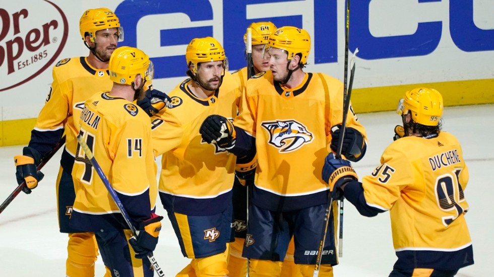 Nashvilles Filip Forsberg i mitten gratuleras av lagkamraterna. Arkivbild.