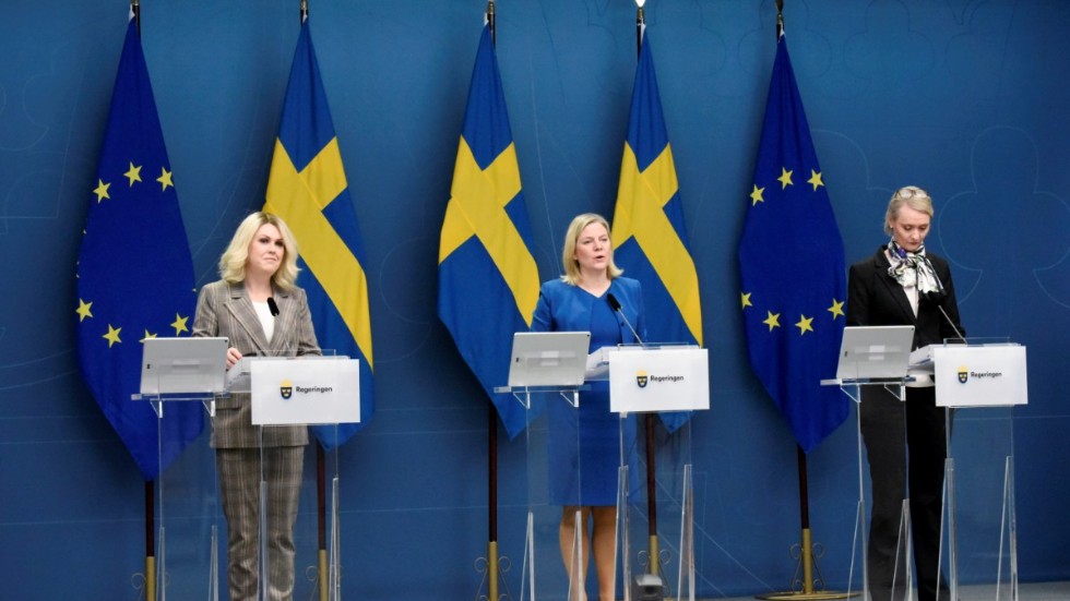 Socialminister Lena Hallengren, statsminister Magdalena Andersson (S) och Folkhälsomyndighetens generaldirektör Karin Tegmark Wisell håller pressträff i Rosenbad.