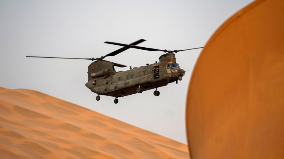 En brittisk transporthelikopter över den franskledda Barkhane-insatsens bas i Gao, Mali.