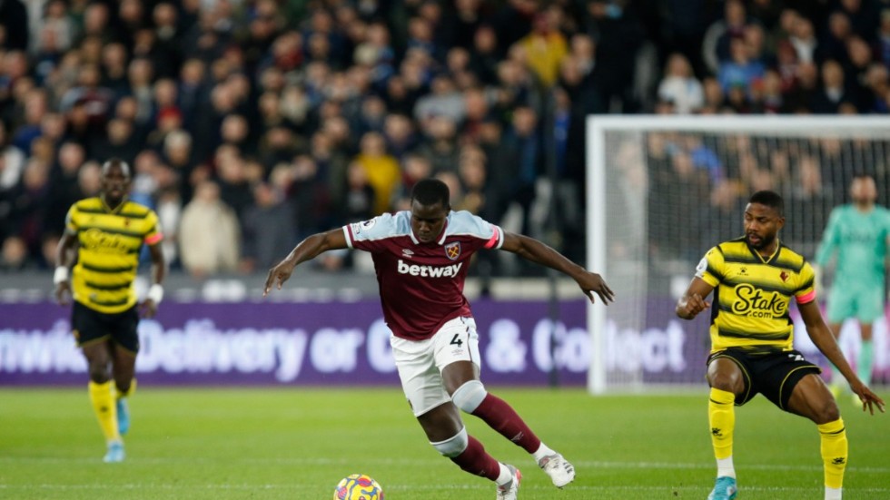 West Ham tappar sponsorer efter att ha låtit Kurt Zouma, mitten, spela tisdagens Premier League-match mot Watford.