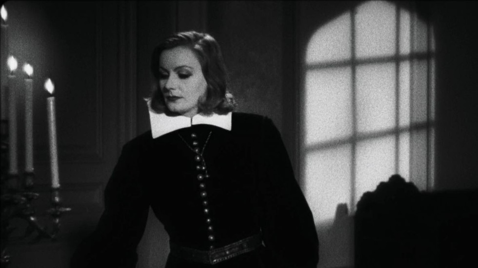 Greta Garbo är en av flera stjärnor som fladdrar förbi i "Fördom & stolthet". Här ser vi henne som Kristina i "Drottning Kristina" (1933).