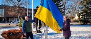 Den ukrainska flaggan vajar vid kommunhuset i Tierp