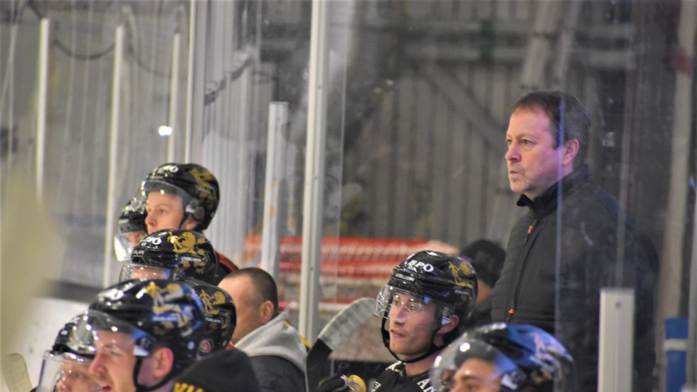 VH-tränaren Staffan Lundh hade lätt att hålla sig för skratt efter lagets bleka insats borta mot Hanviken.