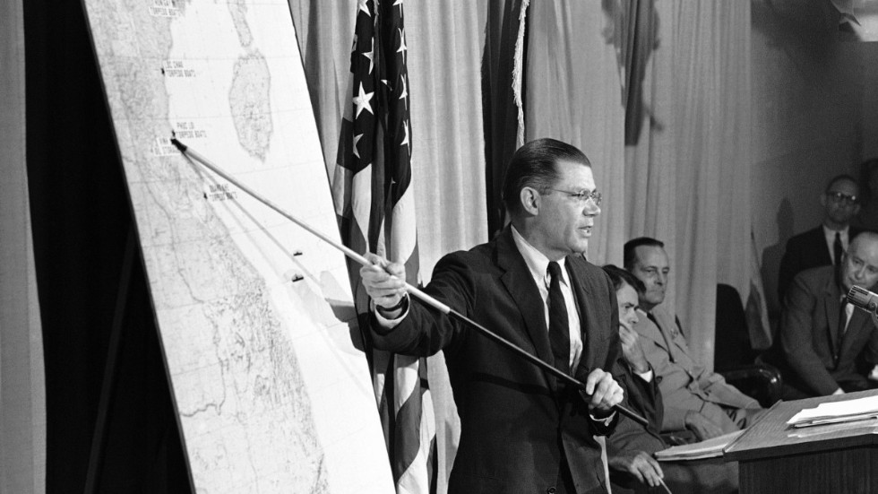 USA:s dåvarande försvarsminister Robert McNamara under en pressträff efter de två påstådda attackerna på den amerikanska flottan i Tonkinbukten i augusti 1964 – varav den ena aldrig inträffade. Arkivbild.