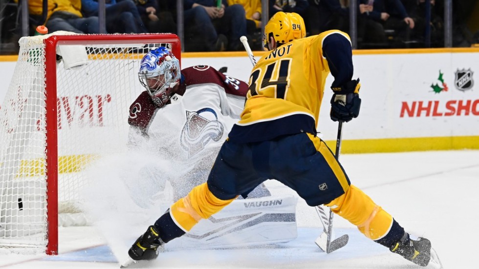 Tanner Jeannot ser på när ett skott från Filip Forsberg passerar Colorado-målvakten Pavel Francouz.