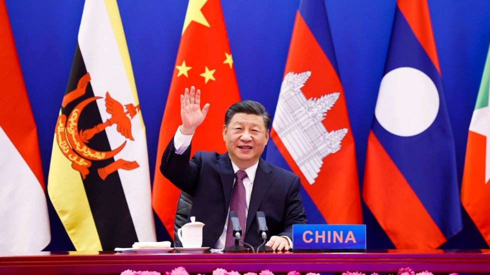 Kinas president Xi Jinping vinkar på ett handelsmöte i Asien. Debattören önskar sig att EU ska vara hårdare mot Kina och deras vargkrigardiplomati. 